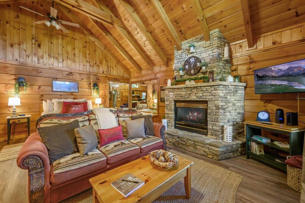 Do Not Disturb - Pigeon Forge Smoky Mountain Studio Cabin, Hot Tub, Fireplace Exteriör bild