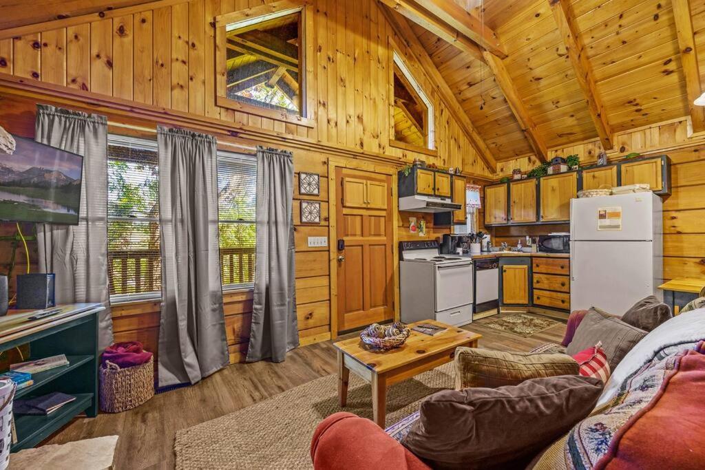 Do Not Disturb - Pigeon Forge Smoky Mountain Studio Cabin, Hot Tub, Fireplace Exteriör bild