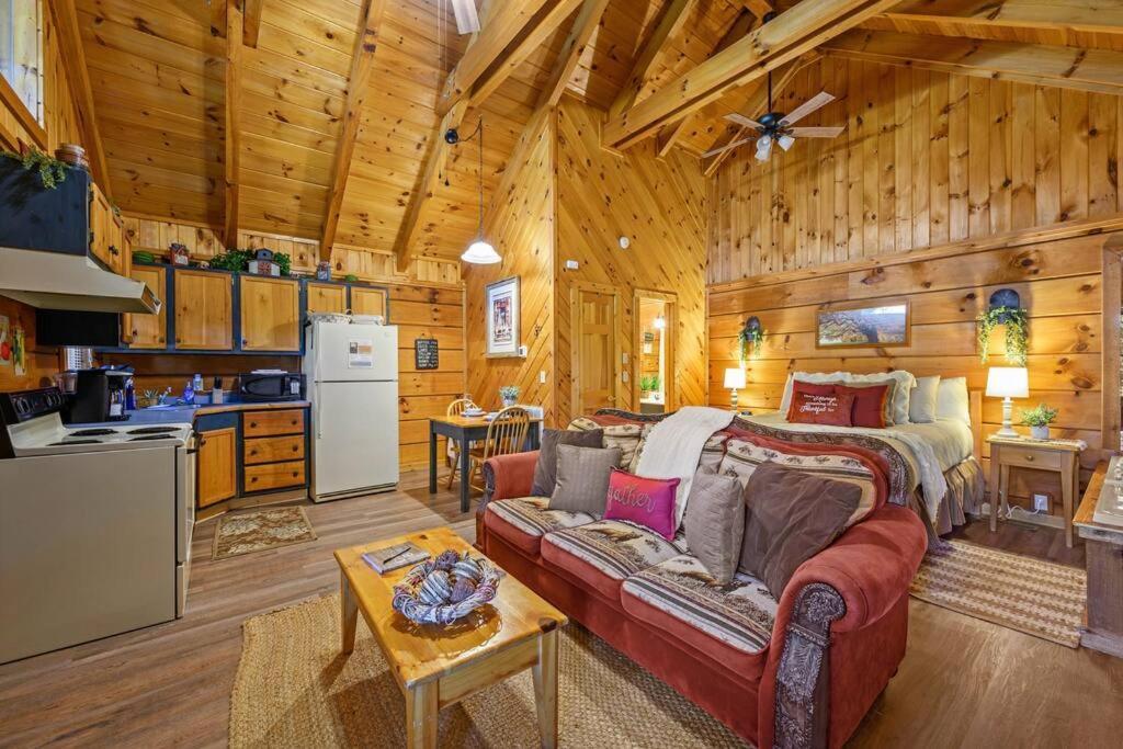 Do Not Disturb - Pigeon Forge Smoky Mountain Studio Cabin, Hot Tub, Fireplace Exteriör bild