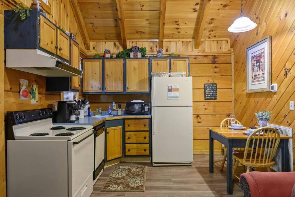 Do Not Disturb - Pigeon Forge Smoky Mountain Studio Cabin, Hot Tub, Fireplace Exteriör bild