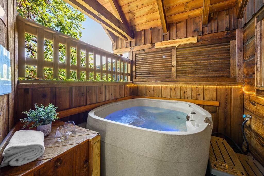 Do Not Disturb - Pigeon Forge Smoky Mountain Studio Cabin, Hot Tub, Fireplace Exteriör bild