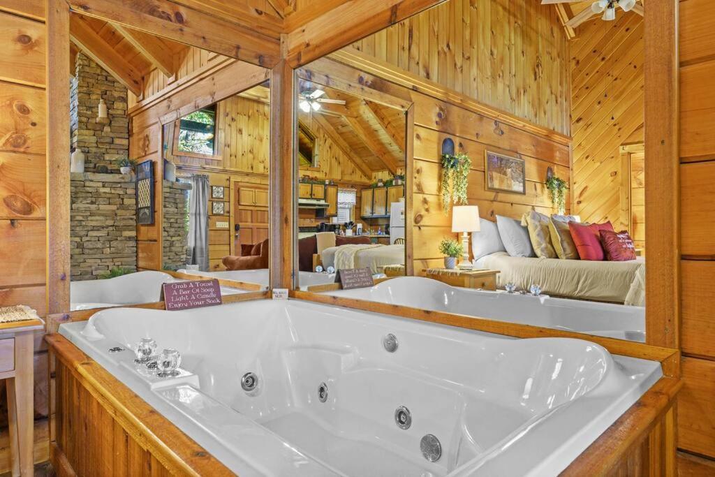 Do Not Disturb - Pigeon Forge Smoky Mountain Studio Cabin, Hot Tub, Fireplace Exteriör bild
