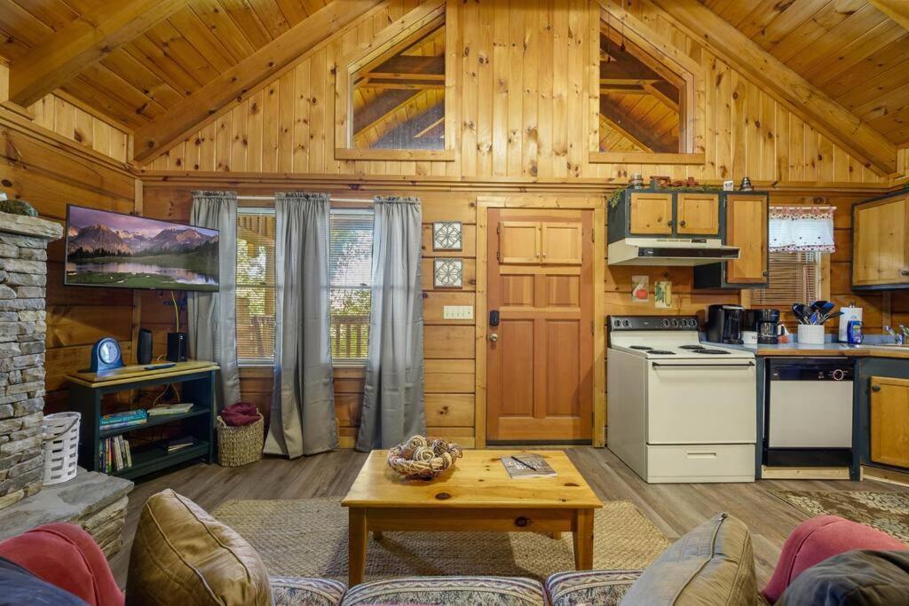 Do Not Disturb - Pigeon Forge Smoky Mountain Studio Cabin, Hot Tub, Fireplace Exteriör bild