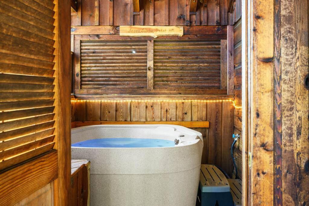Do Not Disturb - Pigeon Forge Smoky Mountain Studio Cabin, Hot Tub, Fireplace Exteriör bild