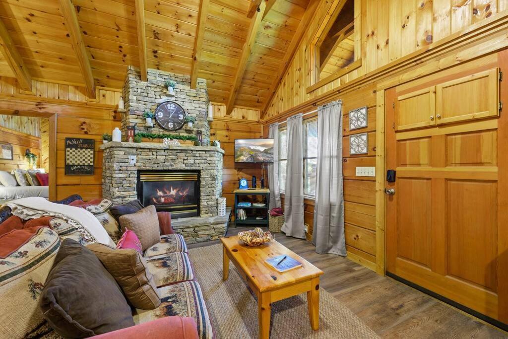 Do Not Disturb - Pigeon Forge Smoky Mountain Studio Cabin, Hot Tub, Fireplace Exteriör bild