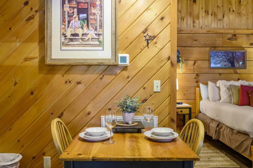 Do Not Disturb - Pigeon Forge Smoky Mountain Studio Cabin, Hot Tub, Fireplace Exteriör bild