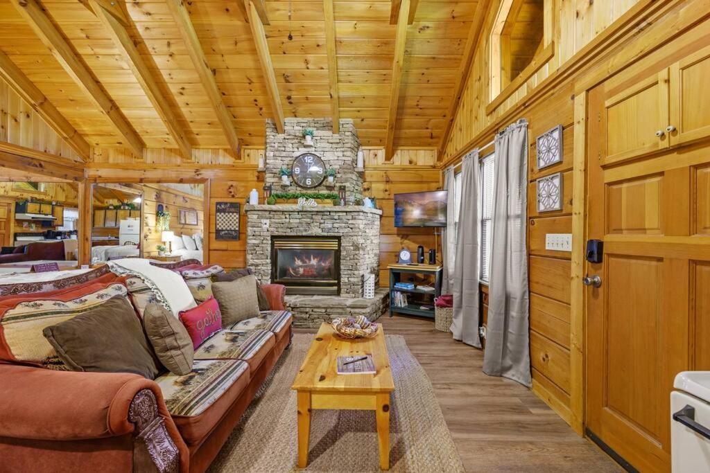 Do Not Disturb - Pigeon Forge Smoky Mountain Studio Cabin, Hot Tub, Fireplace Exteriör bild