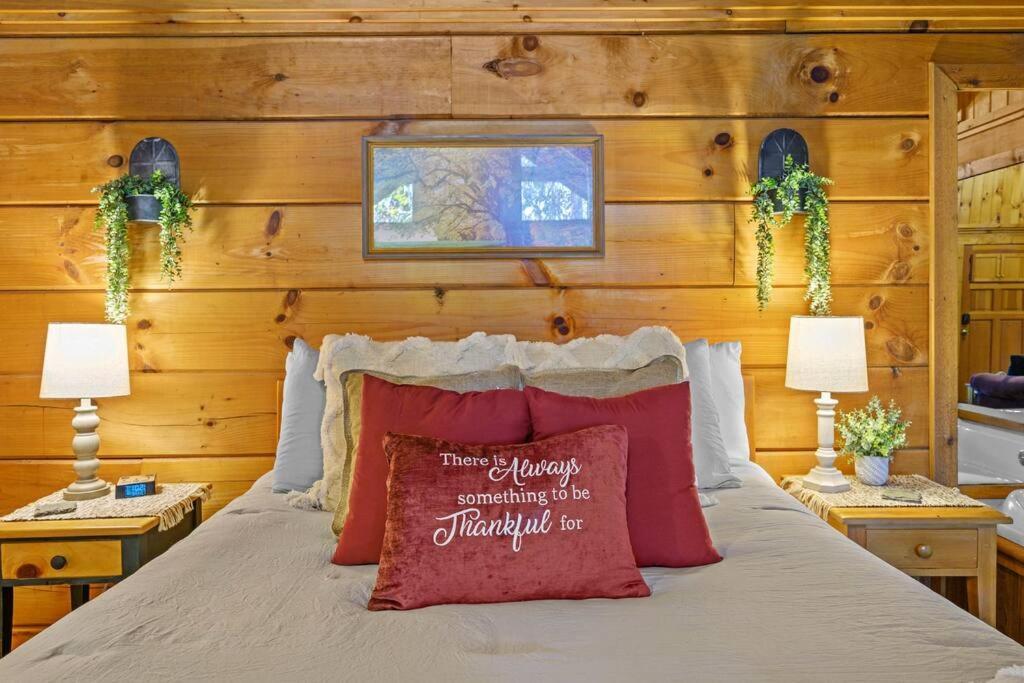 Do Not Disturb - Pigeon Forge Smoky Mountain Studio Cabin, Hot Tub, Fireplace Exteriör bild