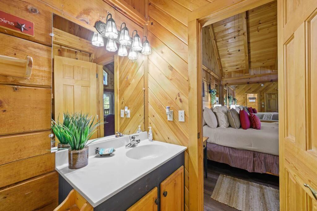 Do Not Disturb - Pigeon Forge Smoky Mountain Studio Cabin, Hot Tub, Fireplace Exteriör bild